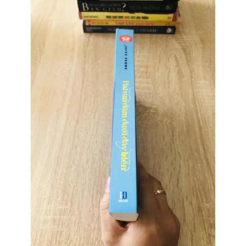 HAI VẠN DẶM DƯỚI ĐÁY BIỂN  1004026