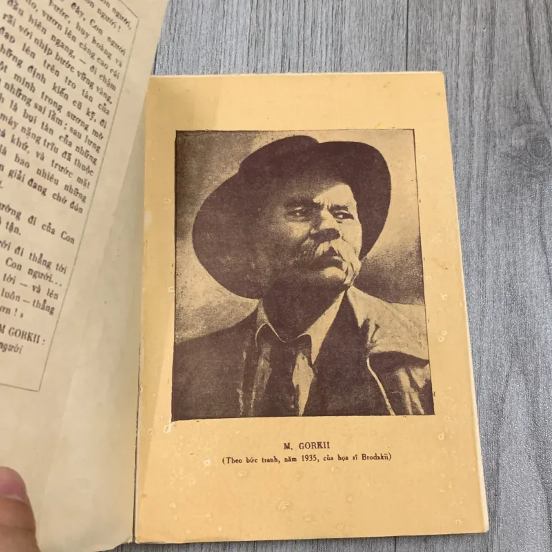 M gorki đời sống sự nghiệp văn học gắn liền với cuộc vận động cách mạng nga. 10a2 1025739