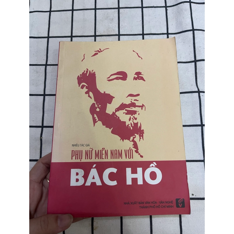 Phụ nữ miềm Nam với bác Hồ 549204