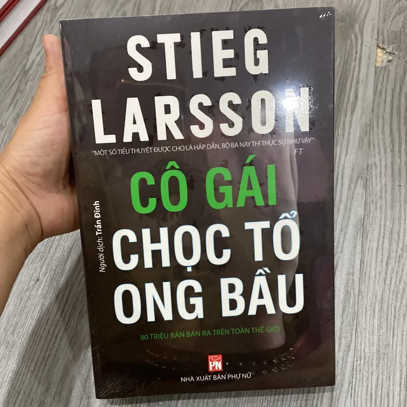 Cô gái chọc tổ ong bầu 1023384