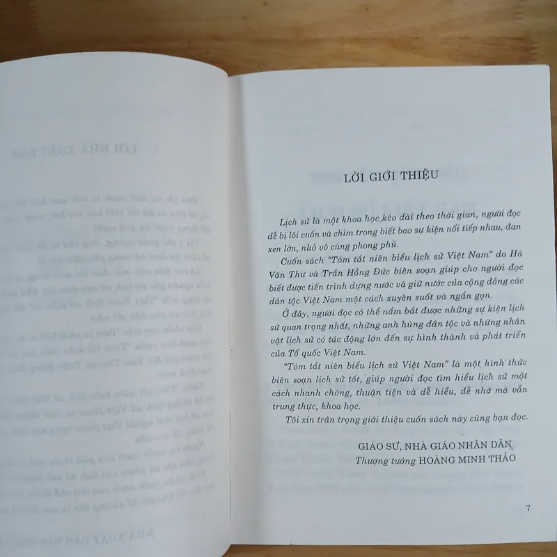 Biên Niên Sử Việt Nam & Tóm Tắt Niên Biểu Lịch Sử Việt Nam (2 Cuốn) 695489