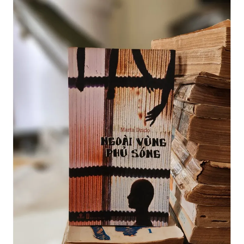 NGOÀI VÙNG PHỦ SÓNG - Marta Dzido 711824