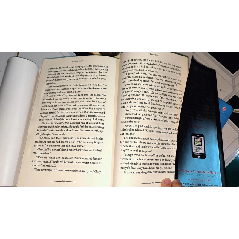 Cassandra Clare (#1 NYT Bestselling author) - City of Bones (Hardcover) 470387