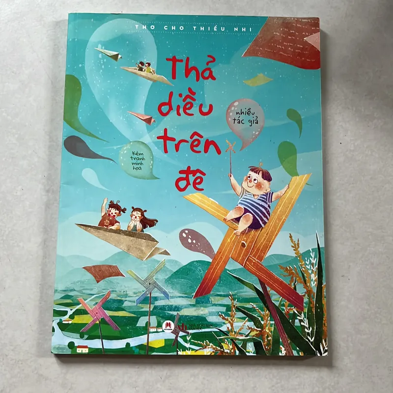 Thả diều trên đê 596641