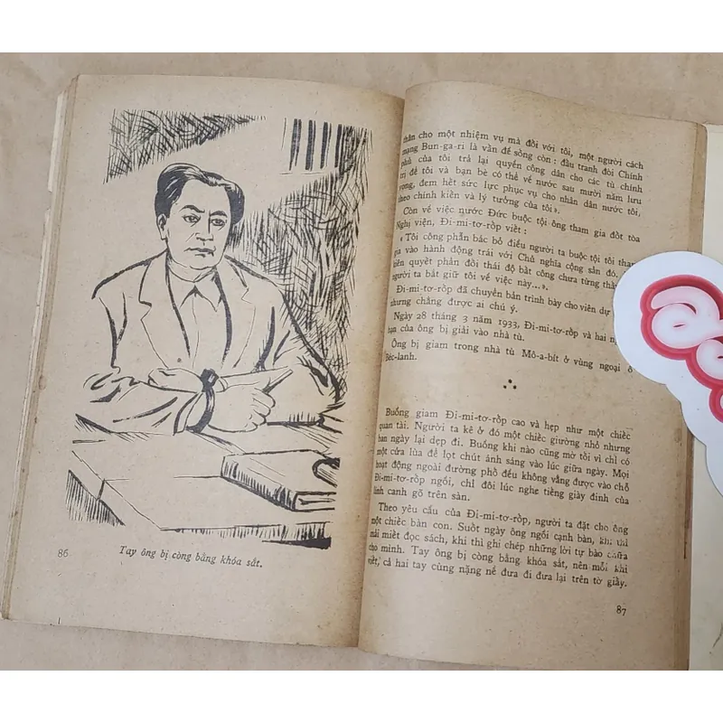 Sách của NXB Kim Đồng viết về vị lãnh tụ Georgi Dimitrov (tranh vẽ minh họa, in 1976) 707004