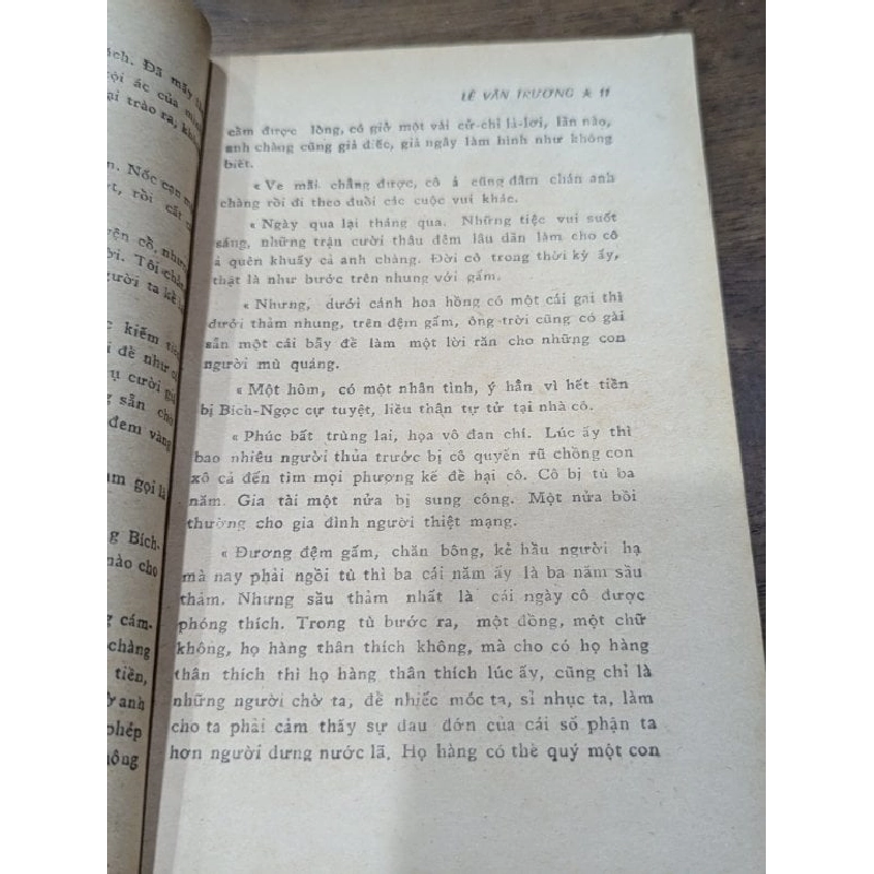 Cánh sen trong bùn - Lê Văn Trương 1003589