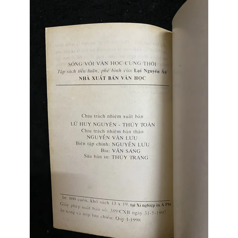 Sống với văn học cùng thời- Lại Nguyên Ân 1003332