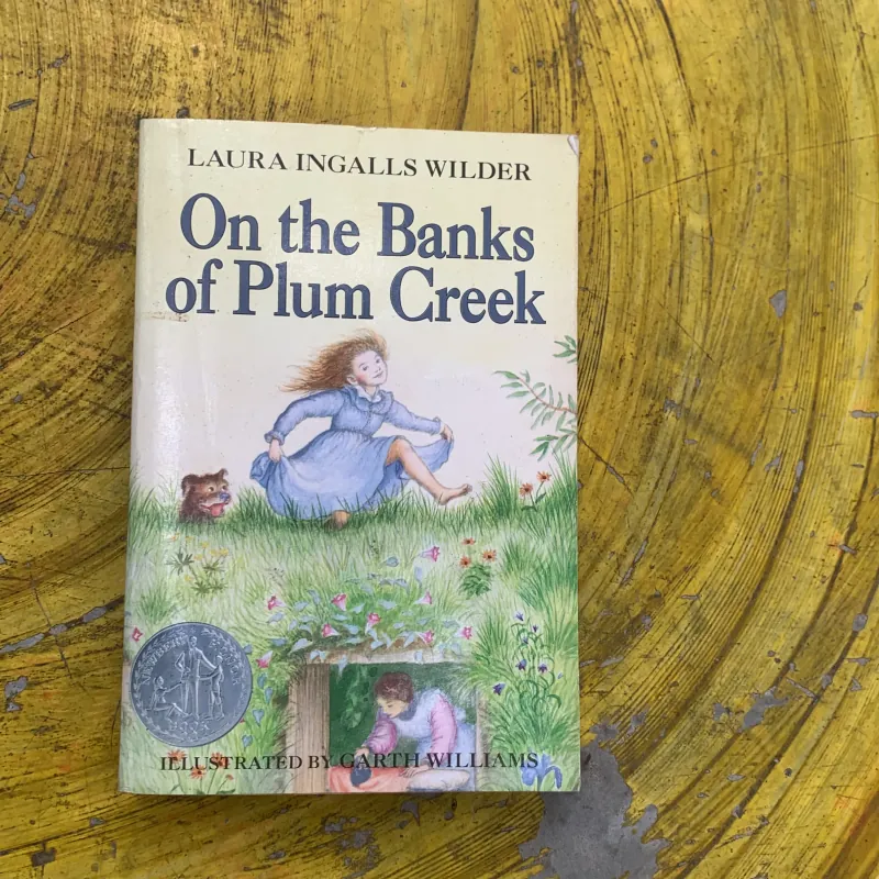 ON THE BANKS OF PLUM CREEK- LAURA INGALLS WILDER 762243