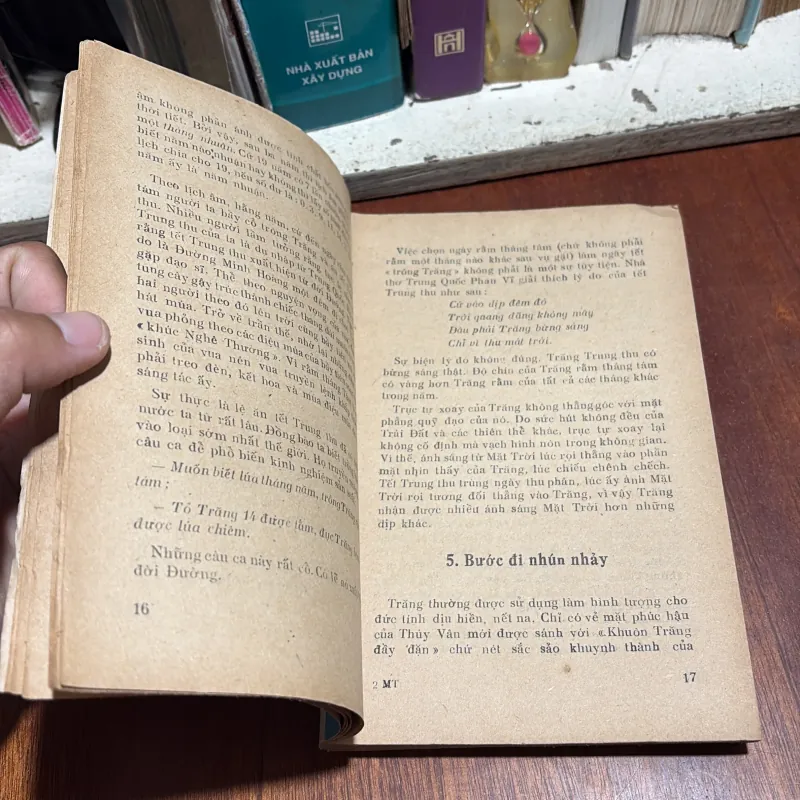 II Sách Khoa Học Và Kỹ Thuật: Mặt Trăng - Thanh Giang - 1978 1005006