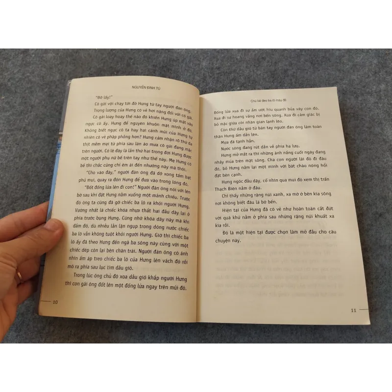 CHÚ BÉ ĐEO BA LÔ MÀU ĐỎ - NGUYỄN ĐÌNH TÚ 720000