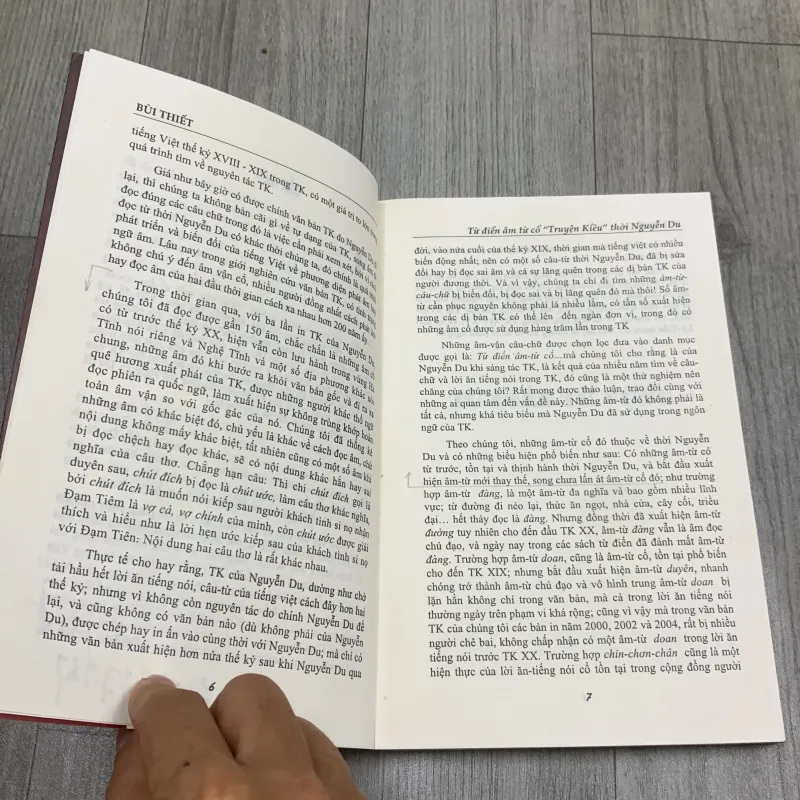 Từ điển âm từ cổ truyện kiều thời nguyễn du. Có chữ ký tặng. 7b1 1027865
