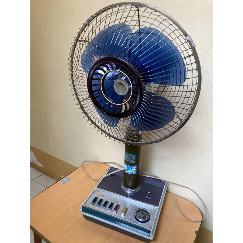 Quạt lửng Toshiba thân đế gang sắt ,6 phím 1 đồng hồ có số ngủ ,nặng 6,6kg . 451994