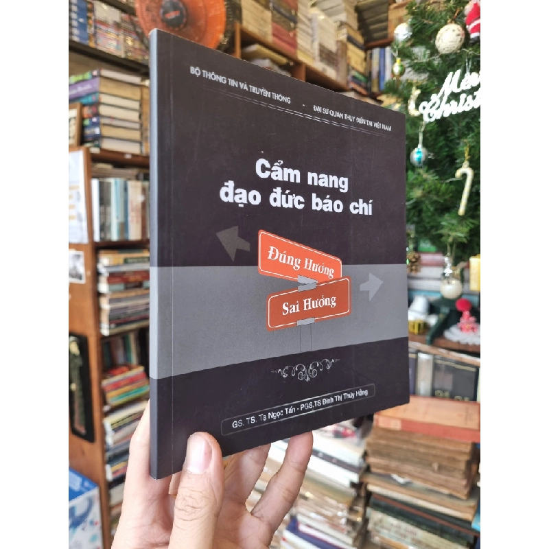 Cẩm Nang Đạo Đức Báo Chí : Đúng hướng, sai hướng - GS.TS. Tạ Ngọc Tấn & PGS.TS Đinh Thị Thúy Hằng 358337