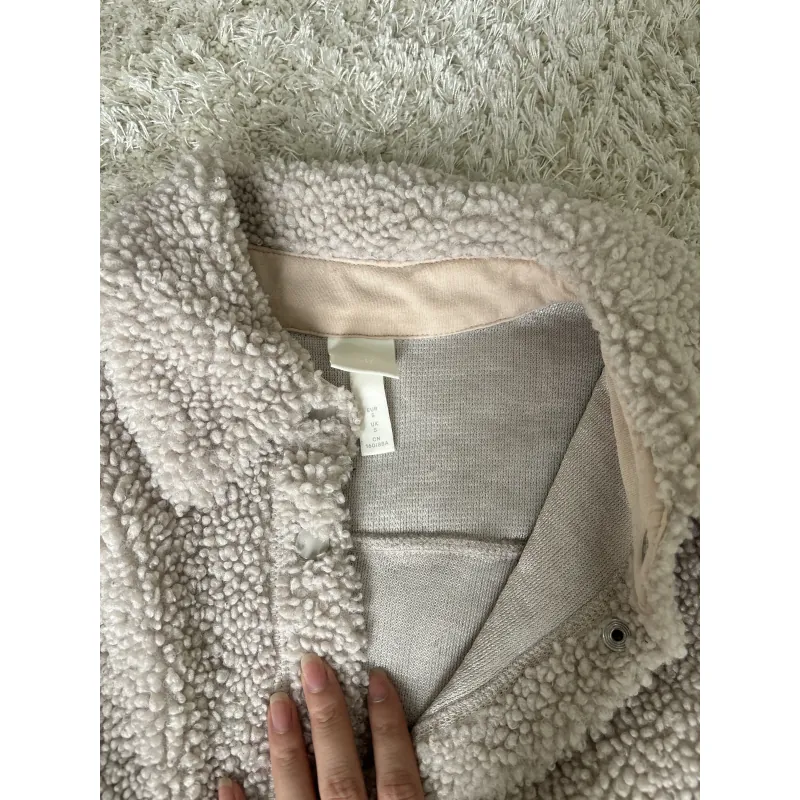 Áo khoác lông cừu HM chính hãng size Xs màu be thanh lịch 937297