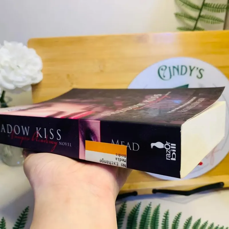 [Sách tiếng Anh 2hand] Like new 90% - Shadow Kiss - A Vampire Academy Novel 590280