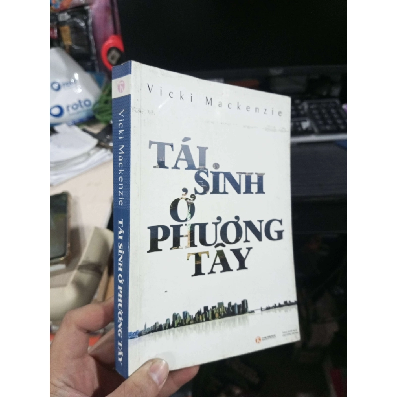Tái Sinh Ở Phương Tây - Vicki Mackenzie 2010 mới 80% ố Sách văn học HCM1004 1007331