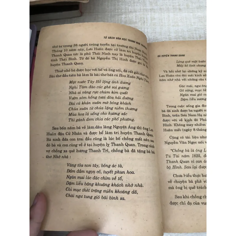 Tủ sách văn học trong nhà trường  995230