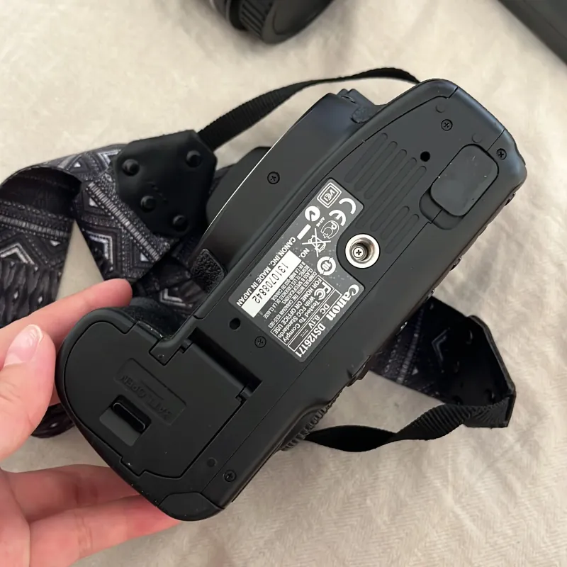 Máy ảnh canon 40D kèm 2 len 18-55 28-80 sử dụng tốt 998505