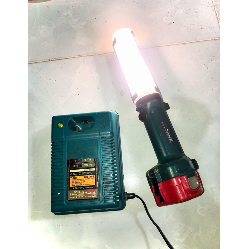 Đèn chiếu sáng cầm tay Makita ML122 Nhật 477851