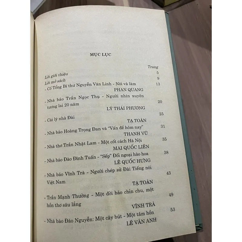 ĐÀI TIẾNG NÓI VIỆT NAM KÝ ỨC NGƯỜI VÀ NGHỀ 2 tập, bìa cứng 713076