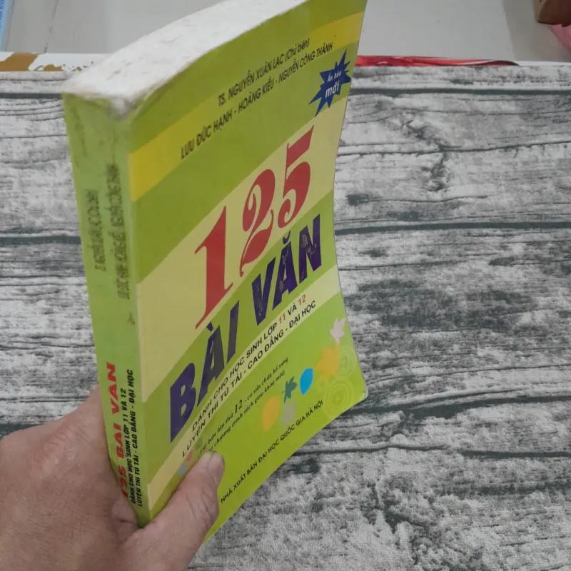 Luyện thi Tú tài, ĐH môn Văn: 125 bài văn lớp 11, 12. TS Nguyễn Xuân Lạc chủ biên 745135