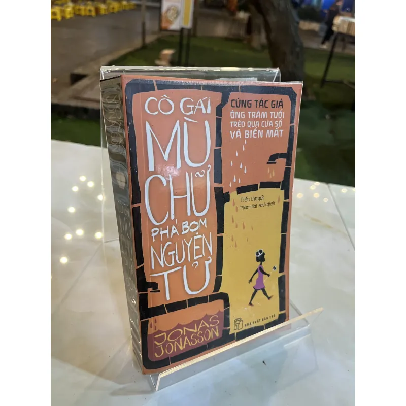 CÔ GÁI MÙ CHỮ PHÁ BOM NGUYÊN TỬ - JONAS JONASSON ( PHẠM HẢI ANH ) 1036191