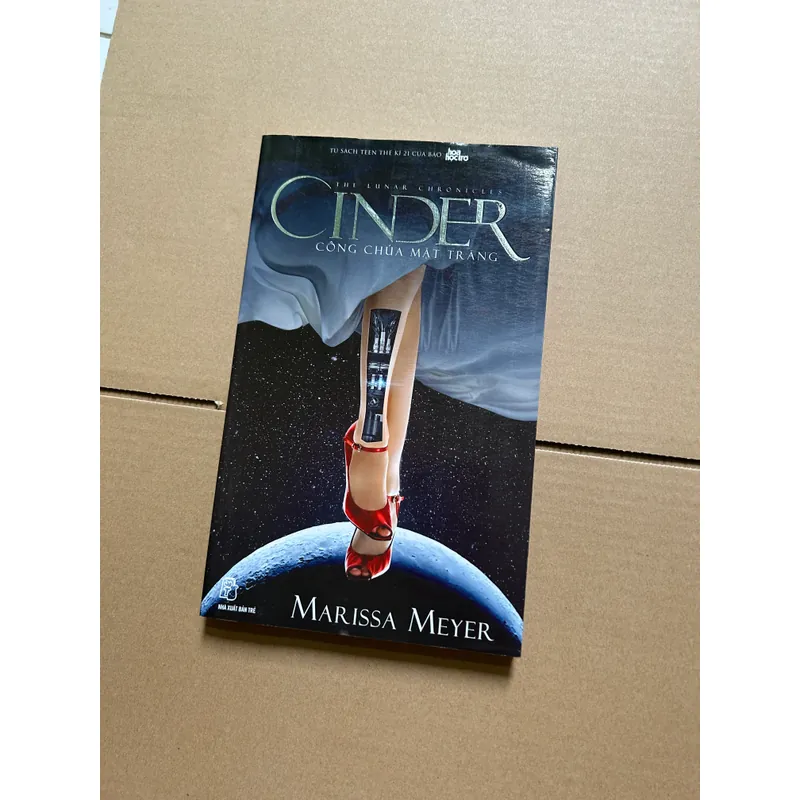 The Lunar Chronicles: Cinder Công chúa mặt trăng - Marissa Meyer 734410