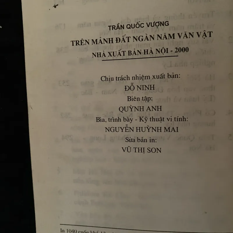 Trên mảnh đất ngàn năm Văn vật- Trần Quốc Vượng (chữ ký)  1005150