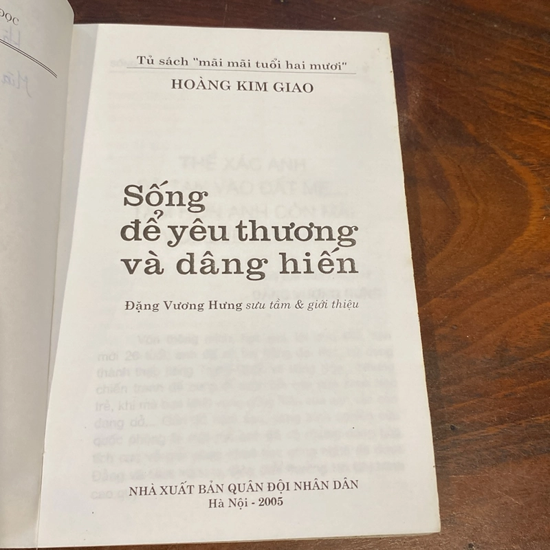 SỐNG ĐỂ YÊU THƯƠNG VÀ DÂNG HIẾN (XB 2005) 478585