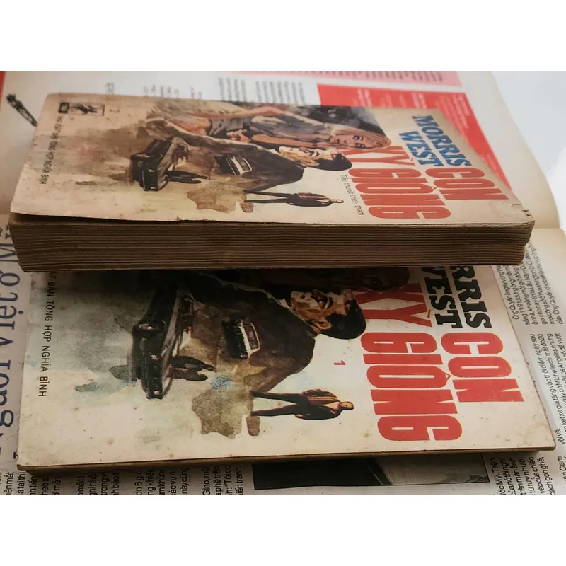 Trọn bộ 2q CON KỲ GIÔNG - Morris West 703806