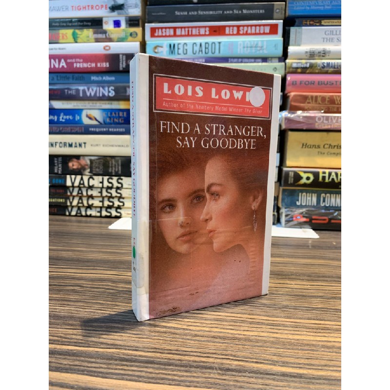 FIND A STRANGER, SAY GOODBYE - Lois Lowry 163734