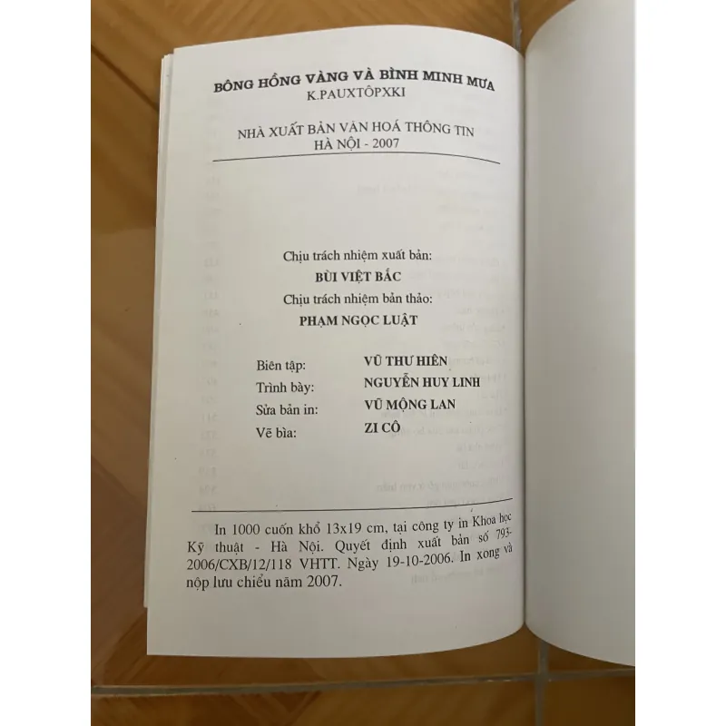 Bông hồng vàng và Bình minh mưa 1010894