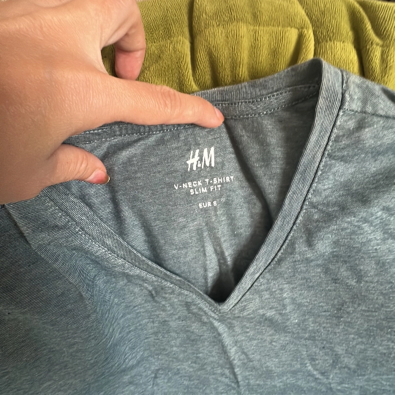 Áo thun HM cổ chữ V size S mặc 1 lần 379461
