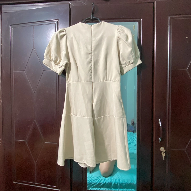 Đầm tay phồng màu be ôm dáng, 80%  455699