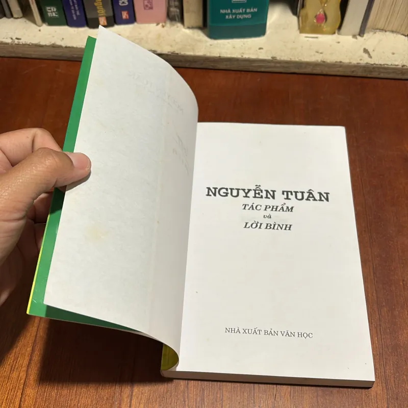 Tác Phẩm Và Lời Bình (Tác Phẩm Văn Học Trong Nhà Trường) - Nguyễn Tuân, Xuân Quỳnh - 2011 907584