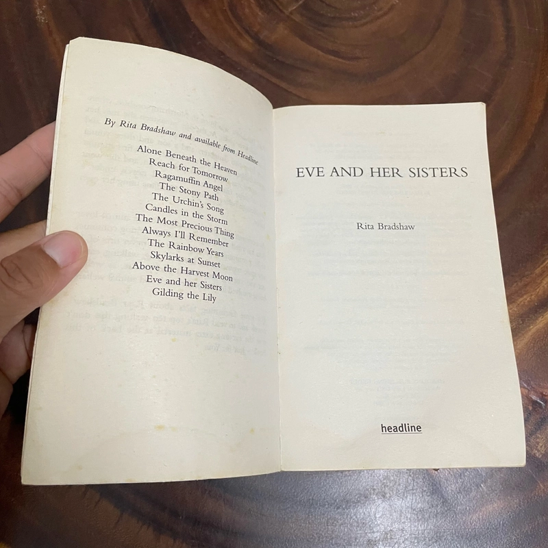 II English Book: Eva And Her Sisters - Rita Bradshaw - 2009  442908