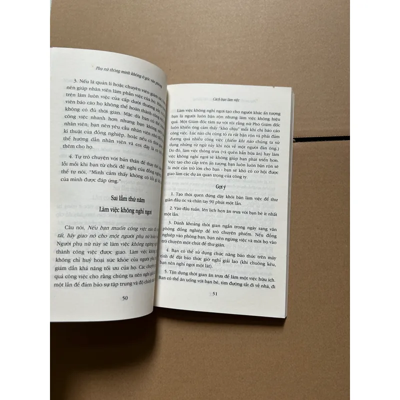 Phụ nữ thông minh không ở góc văn phòng 693000