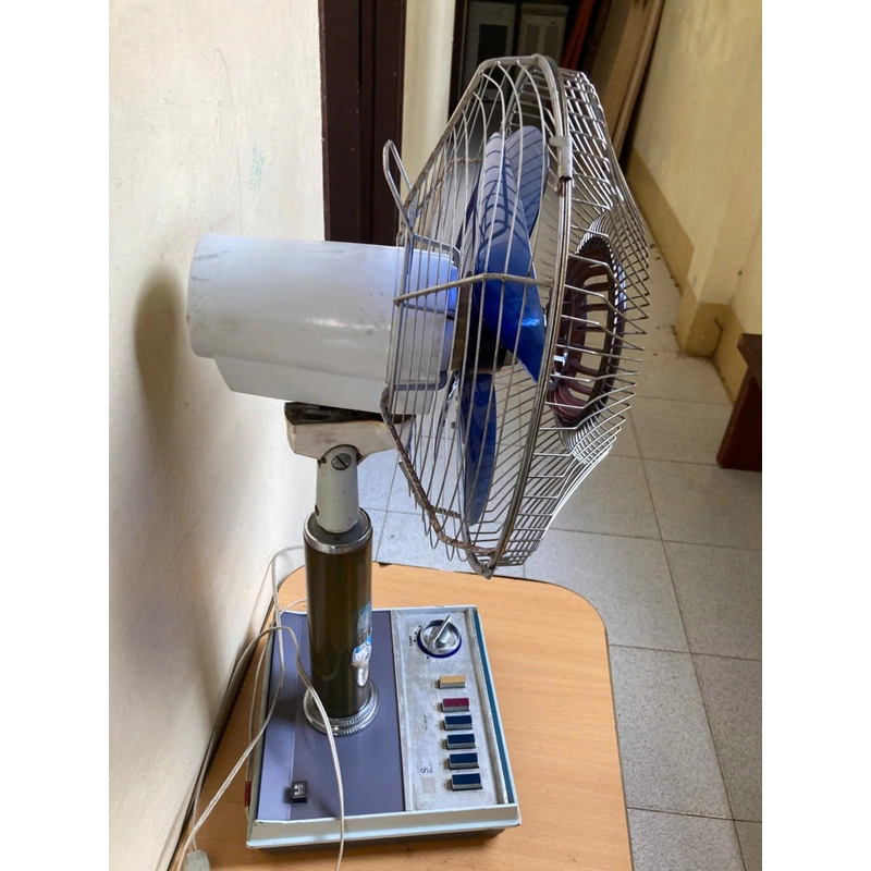 Quạt lửng Toshiba thân đế gang sắt ,6 phím 1 đồng hồ có số ngủ ,nặng 6,6kg . 451994