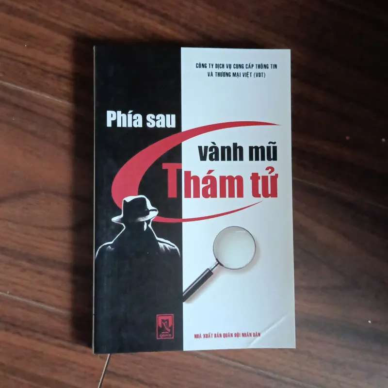 Phía sau vành mũ thám tử 1041060