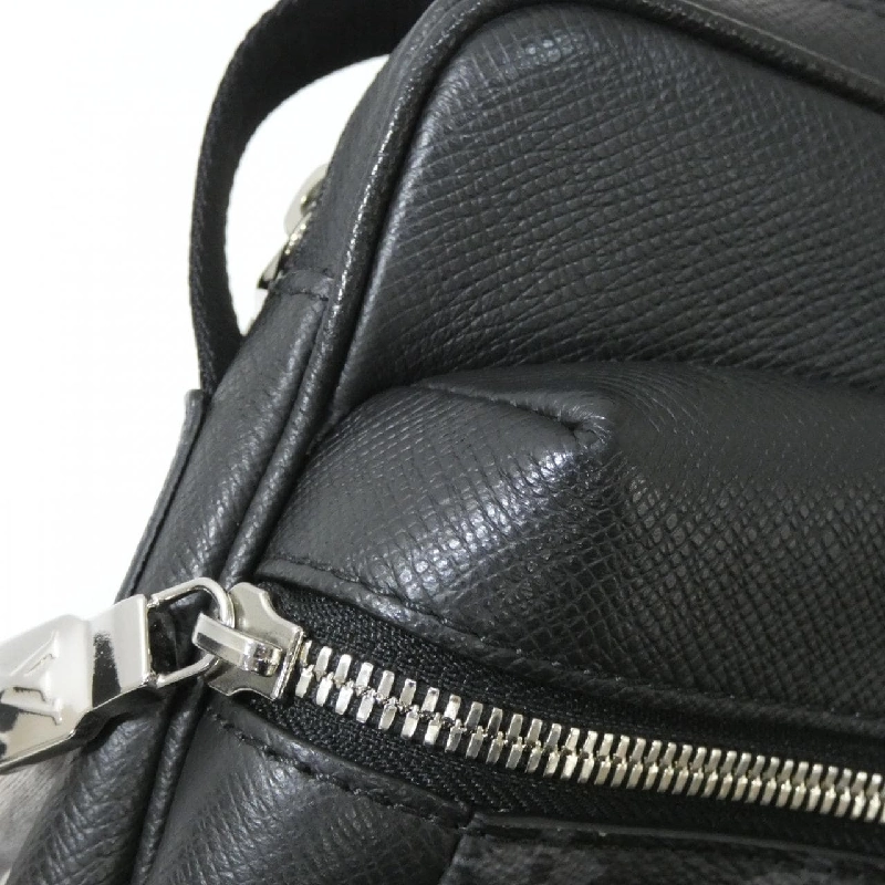 Túi đeo chéo Louis Vuitton Taiga Lama Outdoor Messenger PM M30233 - Hàng hiệu Chính hãng 802078