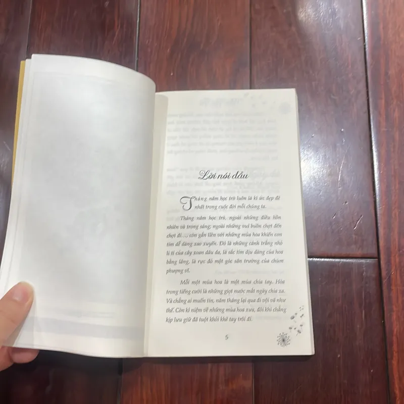 Văn học trẻ - những cánh hoa bay về trời nxb LD 2017  1025872