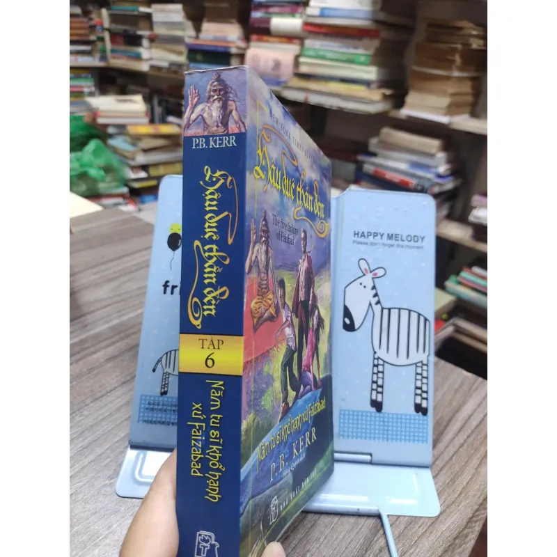 Sách: Hậu duệ thần đèn - P.B Kerr (A2) 578486