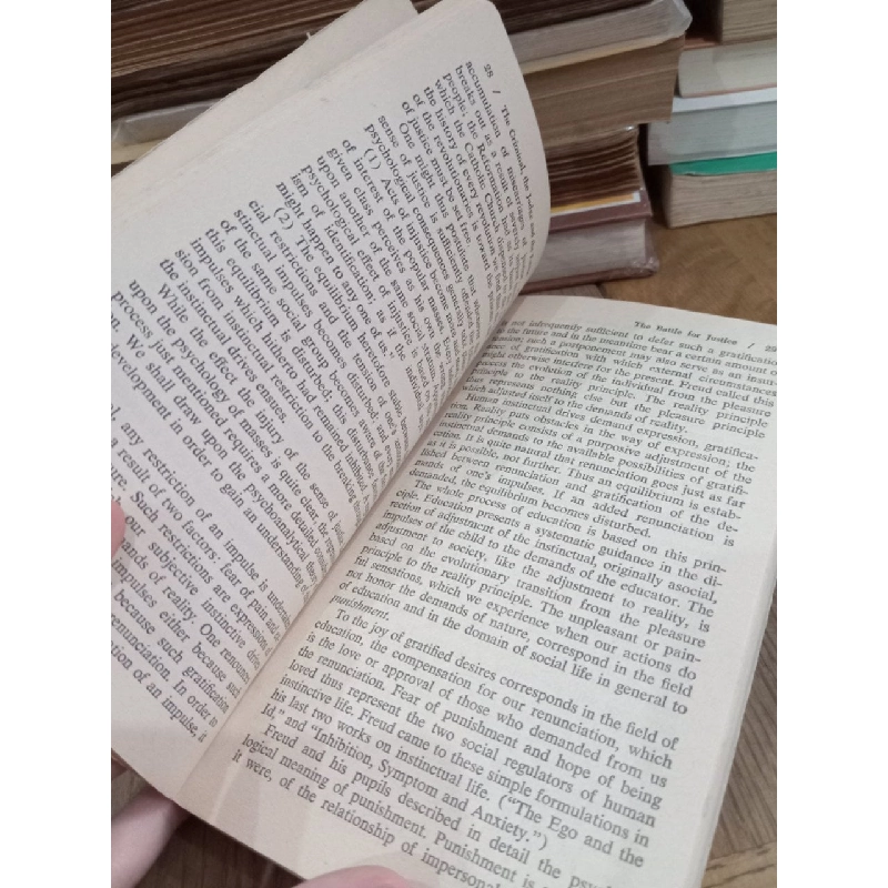 The criminal, the judge, and the public - Franz Alexander, M.D. and Hugo Staub 762552