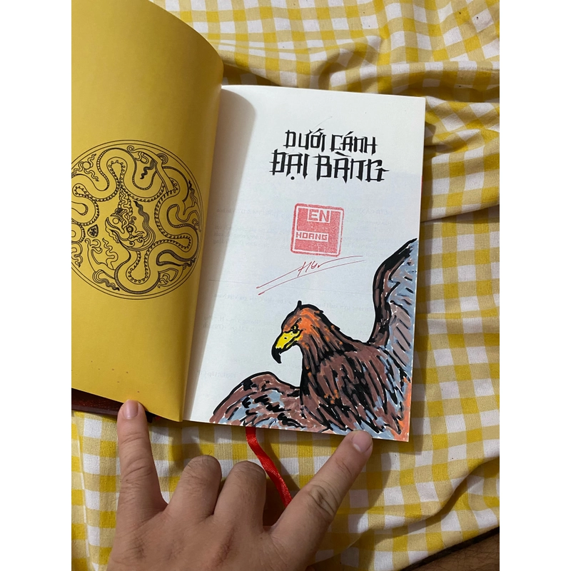 Dưới cánh đại bàng - Tước gấm dấu đay đặc biệt  461101