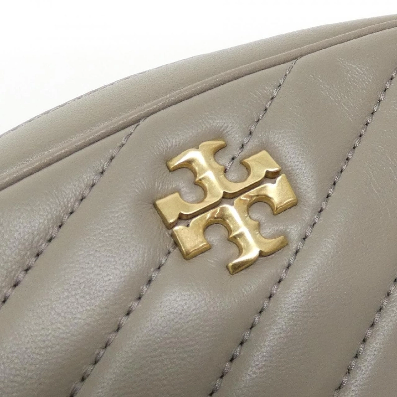 【Sản phẩm mới】Túi đeo chéo KIRA CHEVRON CAMERA BAG 152353 của Tory Burch 613511