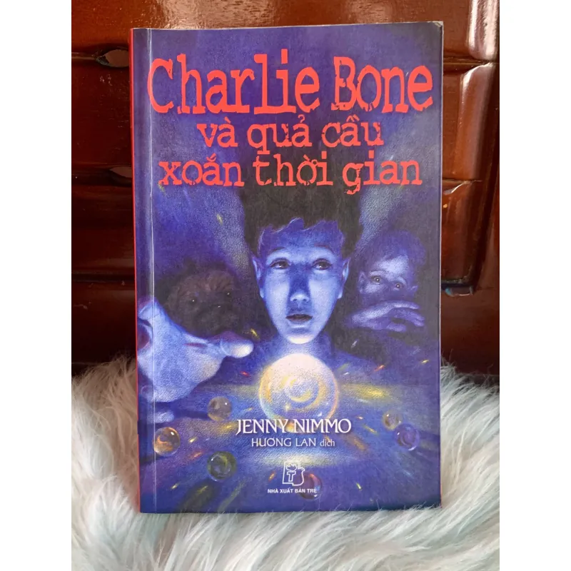 Charlie Bone và quả cầu xoắn thời gian 1042147