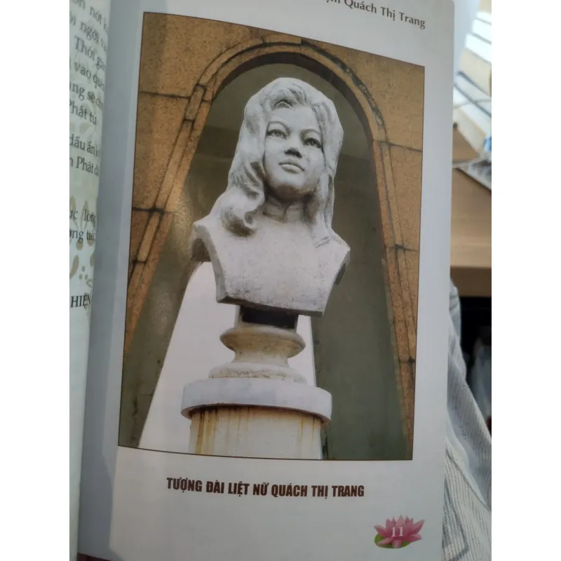 cuốn sách tập thơ nhạc tưởng niệm nữ sinh Quách Thị Trang.
Tên sách: Em là vì sao sáng  997460