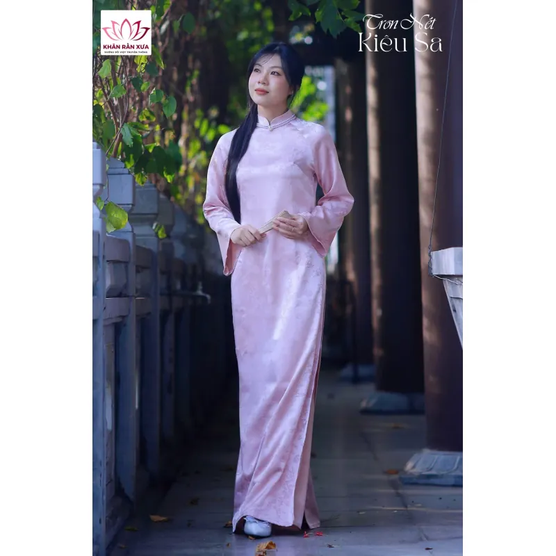 Váy cô dâu cổ cao dài tay chất liệu lụa màu trắng kem 737788