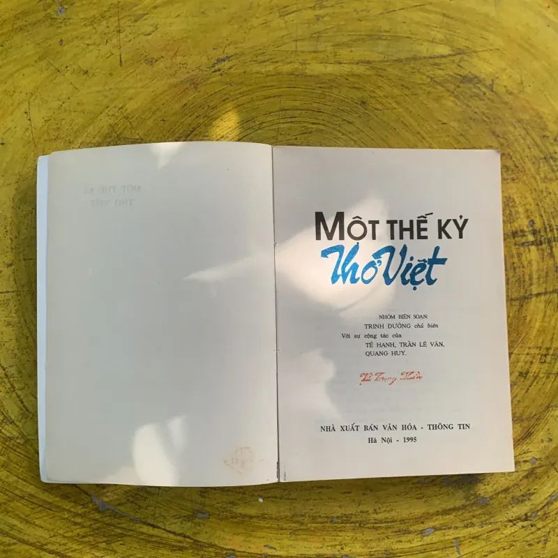 MỘT THẾ KỶ THƠ VIỆT 1003961