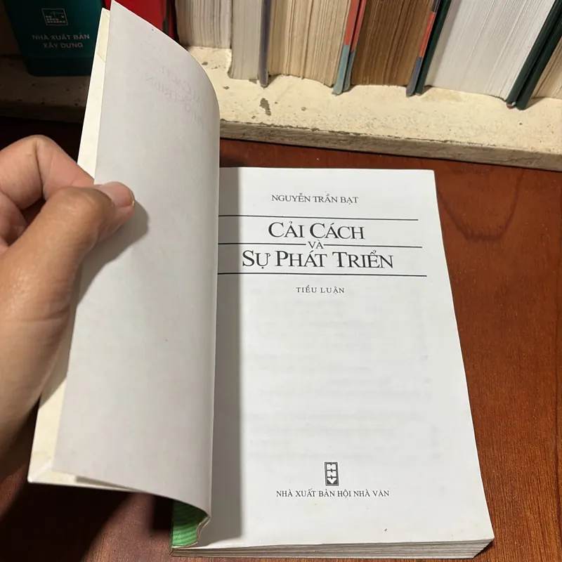 II Tựa Sách: Suy Tưởng & Cải Cách Và Sự Phát Triển - Nguyễn Trần Bạt - 2005 720580